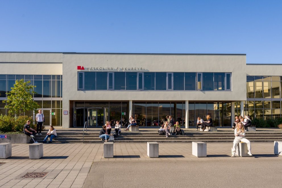 Myndin er tekin á nýnemadögum 2025 og sýnir stúdenta á sínum fyrsta degi í háskóla njóta veðurblíðun&hellip;