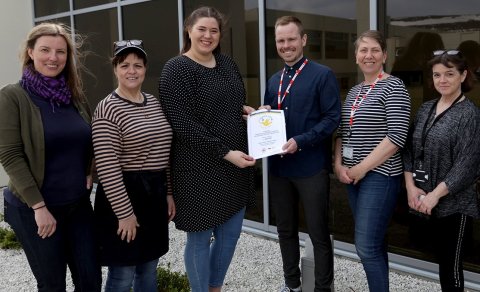 Frá afhendingunni í gær. Frá vinstri: Hanna Björg Guðmundsdóttir - Fulltrúi skemmtifélags HA, Kristí…